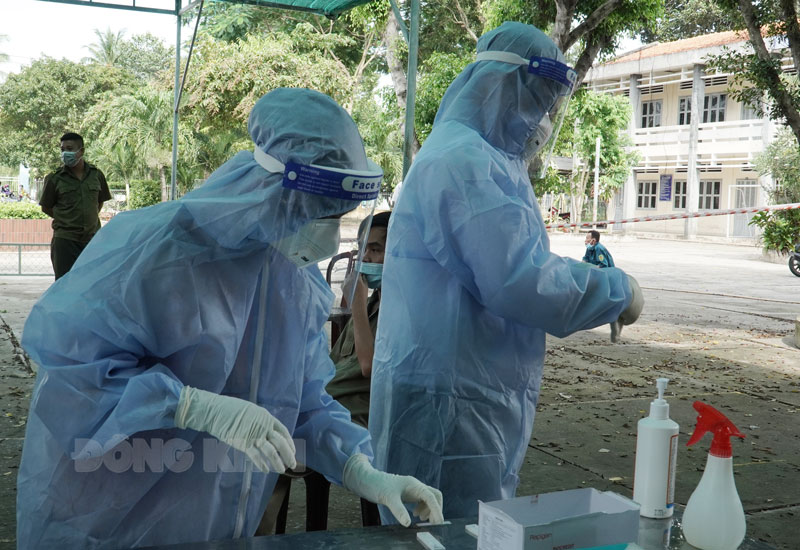 Cán bộ y tế làm nhiệm vụ test nhanh tầm soát.