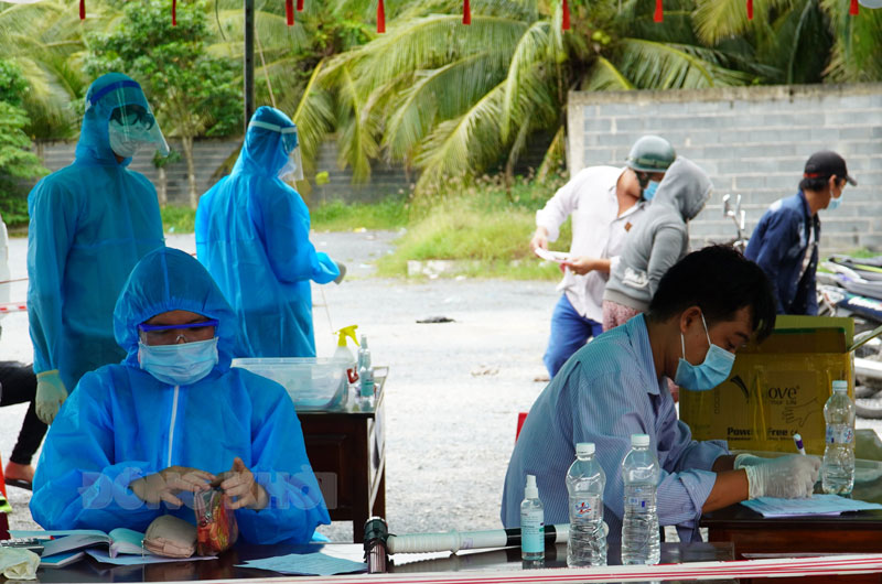 Cán bộ y tế làm nhiệ vụ test nhanh.