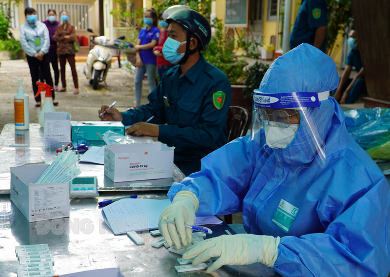Cán bộ y tế làm nhiệm vụ test nhanh tầm soát Covid-19.