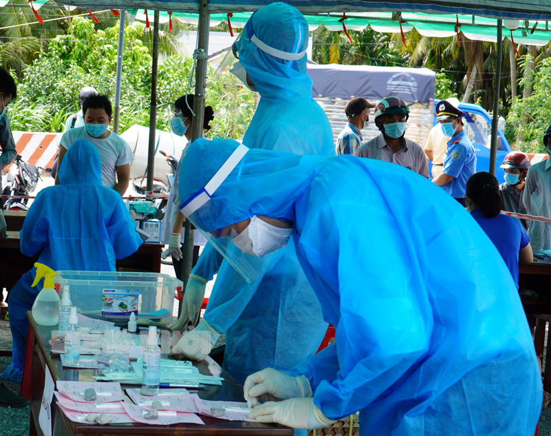 Cán bộ y tế làm nhiệm vụ test nhanh.