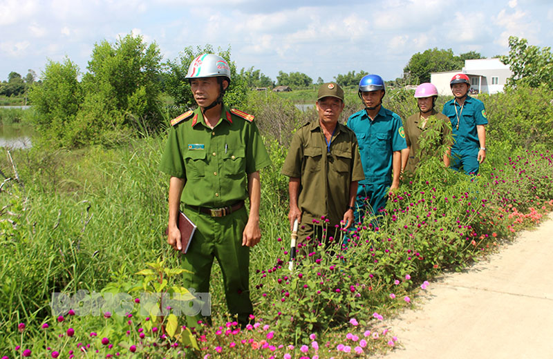 Lực lượng Công an xã Thạnh Phước trên đường làm nhiệm vụ. Ảnh: H. Đức