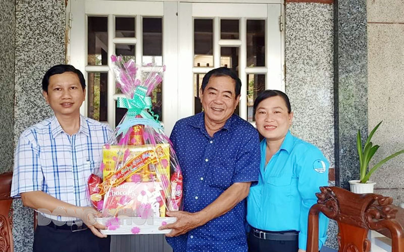 Ban Thường vụ Huyện đoàn Mỏ Cày Bắc chúc Tết các cô, chú cựu thanh niên xung phong. Ảnh: CTV