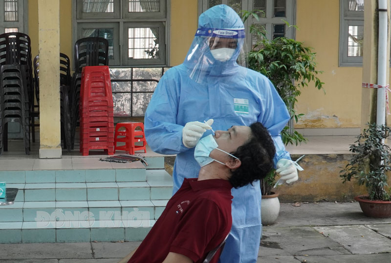 Test nhanh tầm soát Covid-19.