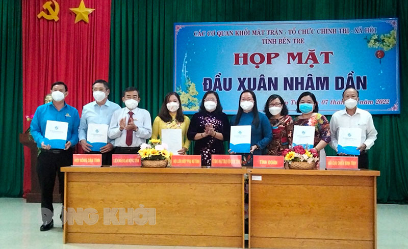 Đại diện các đơn vị trong Khối ký kết giao ước thi đua.