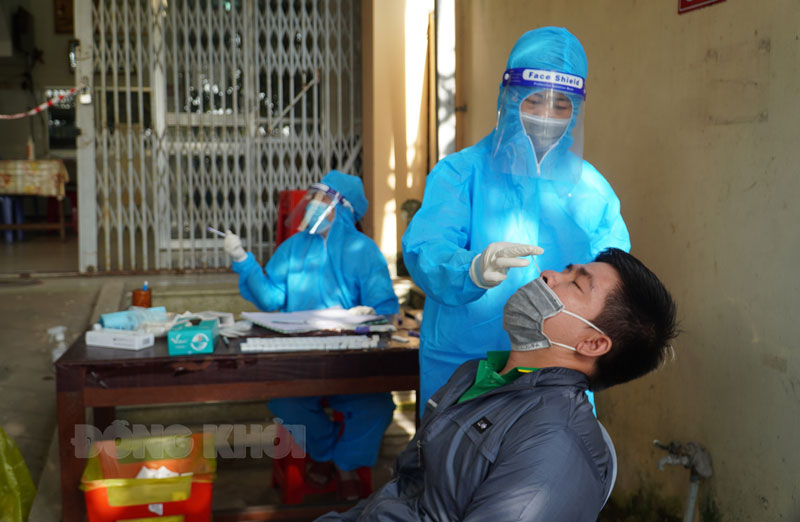 Test nhanh tầm soát Covid-19.