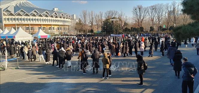 Hàn Quốc chuyển hướng sang hệ thống phòng dịch thông thường Người dân xếp hàng chờ xét nghiệm COVID-19 tại Seoul, Hàn Quốc, ngày 6-2-2022. Ảnh: THX/TTXVN