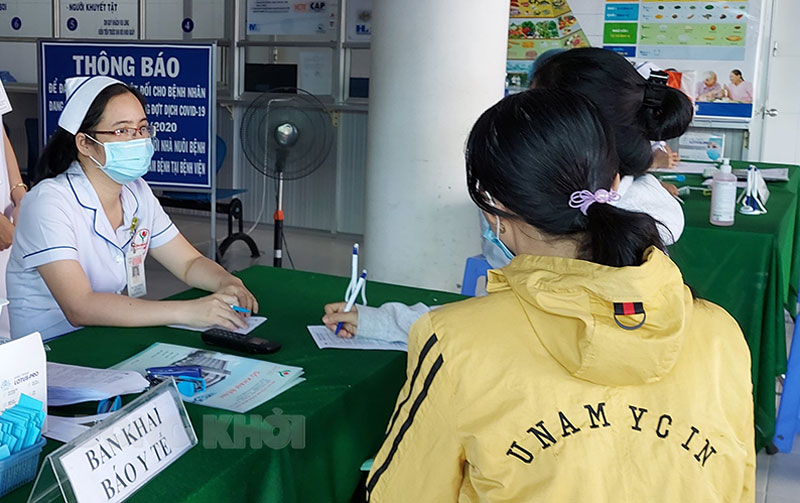Chiều 9-2-2022, tỉnh có 20 ca mắc Covid-19 Cán bộ y tế làm nhiệm vụ.
