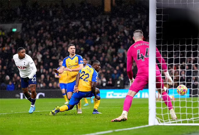 Spurs thua ngược dù 2 lần dẫn trước Bàn thắng của Bergwijn trong thời gian bù giờ không được trọng tài công nhận