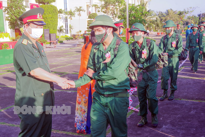 Đại tá Lê Văn Hùng - Chính ủy Bộ Chỉ huy Quân sự tỉnh động viên thanh niên huyện Mỏ Cày Bắc lên đường nhập ngũ năm 2021. Ảnh: Đặng Thạch