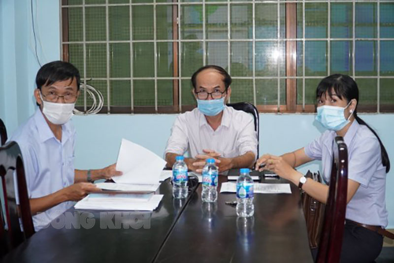 Tăng cường triển khai tiêm vắc-xin AstraZeneca do Chính phủ Nhật Bản viện trợ Phó giám đốc Sở Y tế Nguyễn Văn Oanh tham dự hội nghị tại điểm cầu tỉnh.