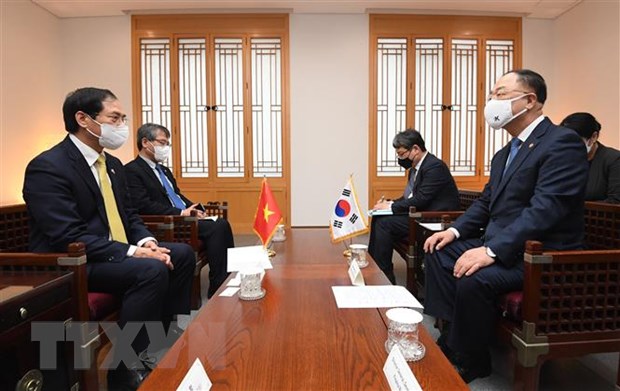 Quang cảnh buổi hội kiến giữa Bộ trưởng Ngoại giao Bùi Thanh Sơn và Phó thủ tướng, Bộ trưởng Bộ Tài chính Hong Nam-ki. Ảnh: Khánh Vân/TTXVN