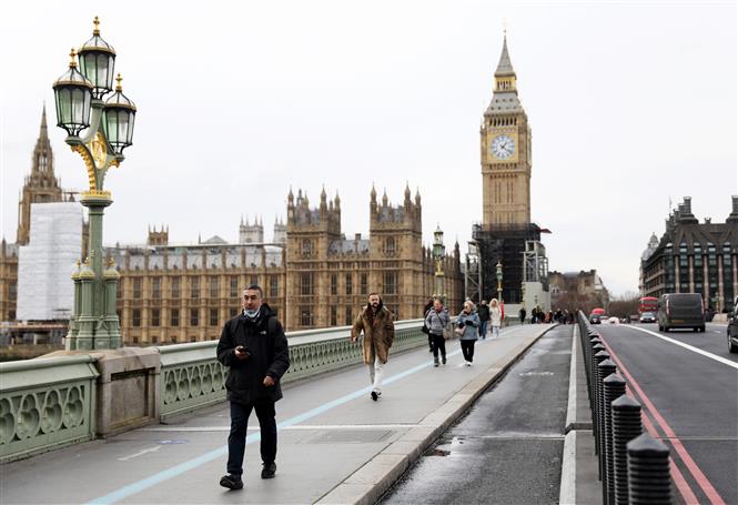 Người dân tại thủ đô London, Anh, ngày 10-2-2022. Ảnh: THX/ TTXVN