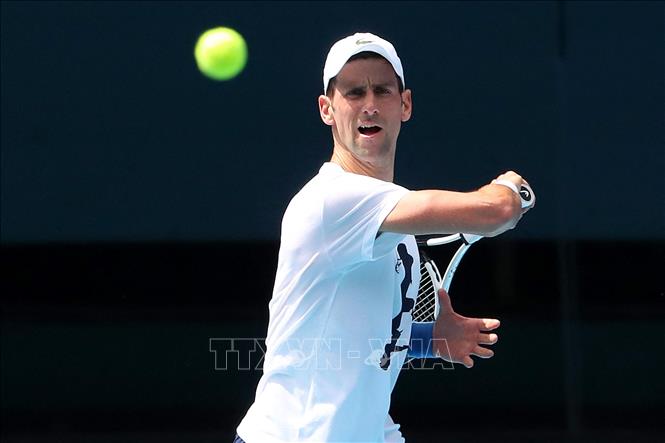 Novak Djokovic có thể bị cấm nhập cảnh vào Mỹ Tay vợt Novak Djokovic tập luyện trước giải quần vợt Australia mở rộng ở Melbourne, ngày 11-1-2022. Ảnh: AFP/TTXVN