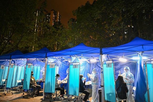 Hàn Quốc và Hong Kong có số ca nhiễm mới COVID-19 cao chưa từng thấy Một địa điểm xét nghiệm COVID-19 tại Kwai Chung, Hong Kong (Trung Quốc), ngày 23-1-2022. (Ảnh: THX/TTXVN)