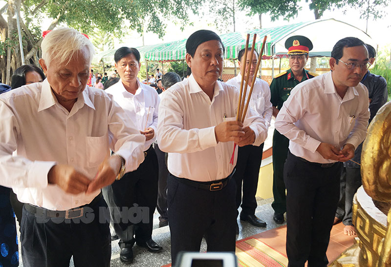 Lãnh đạo huyện Ba Tri dân hương cụ Tán Kế - Lê Quang Quan.