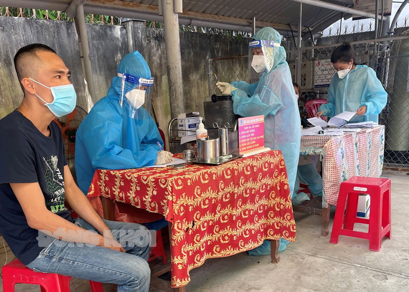 Nhân viên Trạm Y tế xã Bình Khánh tổ chức tiêm vắc-xin cho người dân.