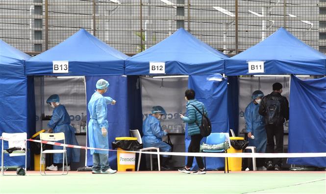 Nhân viên y tế lấy mẫu xét nghiệm COVID-19 cho người dân tại Hong Kong, Trung Quốc, ngày 10-2-2022. Ảnh: THX/TTXVN