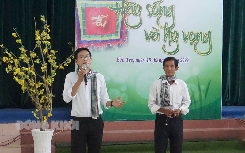 Diễn ngâm thơ tại Ngày Thơ Việt Nam.