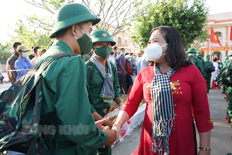 Phó bí thư Thường trực Tỉnh ủy - Chủ tịch HĐND tỉnh Hồ Thị Hoàng Yến động viên tân binh lên đường nhập ngũ. Ảnh: Thanh Đồng