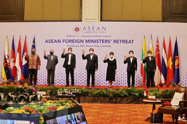 Việt Nam đề nghị củng cố Cộng đồng ASEAN tự cường Các Bộ trưởng Ngoại giao và lãnh đạo Ban Thư ký ASEAN chụp ảnh cùng Phó thủ tướng kiêm Bộ trưởng Bộ Ngoại giao và Hợp tác Quốc tế Campuchia Prak Sokhon. Ảnh: TTXVN phát