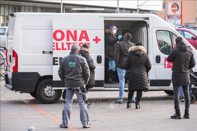 Người dân xếp hàng chờ xét nghiệm COVID-19 tại Berlin, Đức, ngày 2-2-2022. Ảnh: THX/TTXVN