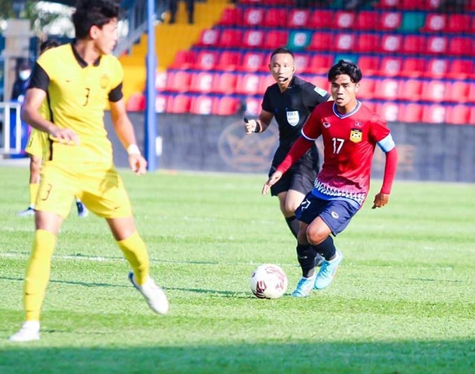 Lào đánh bại Malaysia, đặt một chân vào bán kết U23 Đông Nam Á 2022 U23 Lào thắng ngược U23 Malaysia