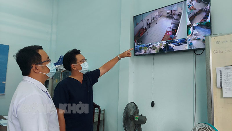 Bác sĩ Lê Kim Bình (áo xanh) trao đổi nghiệp vụ với đồng nghiệp. Ảnh: Phan Hân