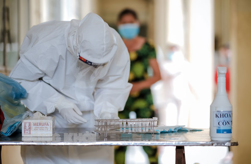 Cán bộ y tế làm nhiệm vụ xét nghiệm test nhanh.