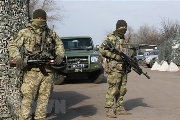 Quân nhân Ukraine tại một trạm gác ở thị trấn Zolote, vùng Lugansk, miền Đông Ukraine ngày 2-11-2019. (Ảnh: AFP/TTXVN)