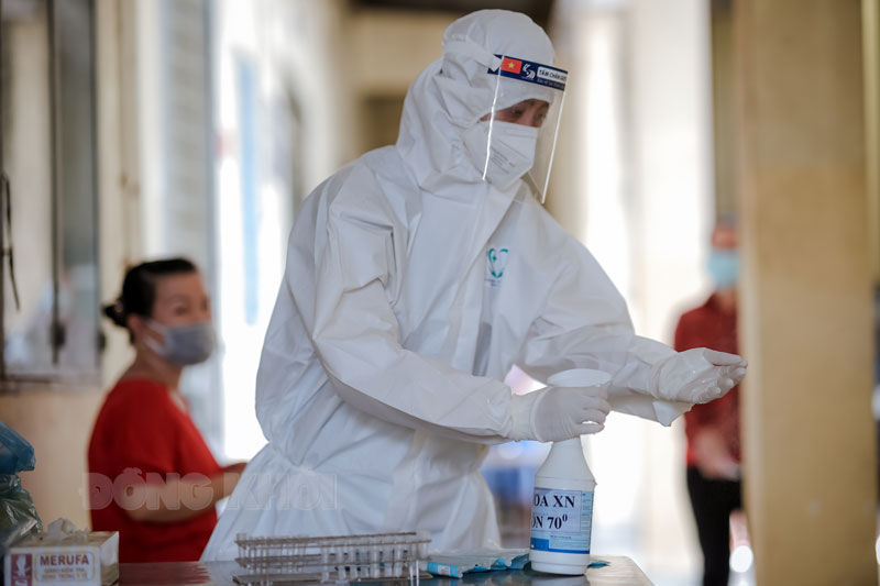 Cán bộ y tế thực hiện nhiệm vụ xét nghiệm test nhanh.