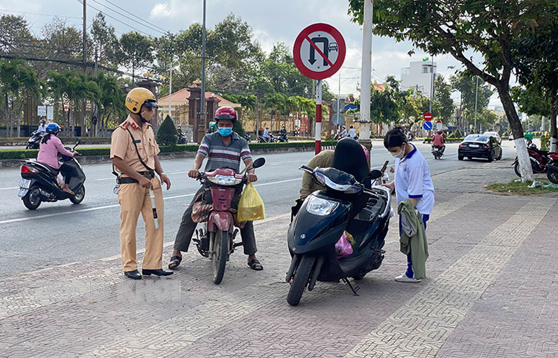 Chạy xe ngược chiều - nguy cơ xảy ra tai nạn giao thông Cảnh sát giao thông yêu cầu dừng xe kiểm tra đối với những trường hợp chạy ngược chiều trên đường Đồng Văn Cống.  Ảnh: Thanh Trúc