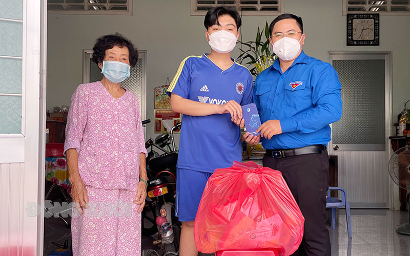 Đại diện Tỉnh đoàn tặng quà tết cho gia đình em Lâm Quốc Hưng, ngụ ấp Mỹ Đức, xã Bình Phú, TP. Bến Tre.