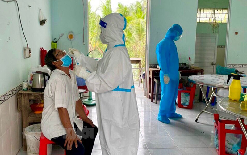 Trưa 22-2-2022, tỉnh có 16 ca mắc Covid-19 Cán bộ y tế test nhanh tầm soát Covid-19.