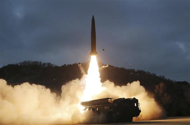 Hình ảnh do Hãng thông tấn Trung ương Triều Tiên KCNA đăng phát ngày 28-1: Một vụ phóng thử tên lửa dẫn đường chiến thuật đất đối đất do Học viện Khoa học Quốc phòng Triều Tiên tiến hành tại một địa điểm không xác định. (Ảnh: AFP/TTXVN)