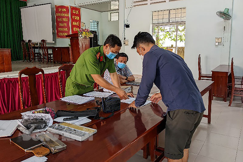 Tin an ninh trật tự, an toàn giao thông ngày 23-2-2022 Người vi phạm nhận quyết định xử phạt. Ảnh: Kim Phụng