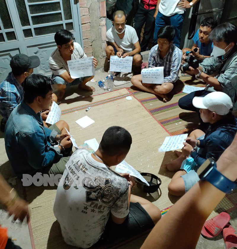 Tin an ninh trật tự, an toàn giao thông ngày 23-2-2022 Các đối tượng tham gia đánh bạc. Ảnh: Quang Duy - Nguyễn Thắng