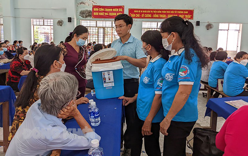 Đại diện Công ty SIPCO hướng dẫn cách sử dụng thiết bị lọc nước. Ảnh: Kim Phụng