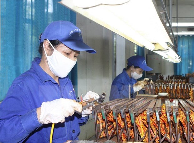 Công nhân quốc phòng làm việc tại Công ty Hóa chất 21 thuộc Bộ Quốc phòng. Ảnh: Thái Bình/TTXVN