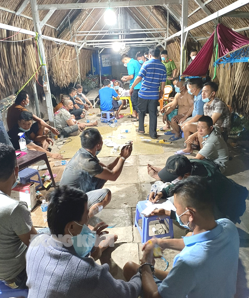 Công an Giồng Trôm bắt quả tang tụ điểm đánh bạc xóc đĩa Hiện trường tụ điểm đánh bạc ngày 23-2-2022