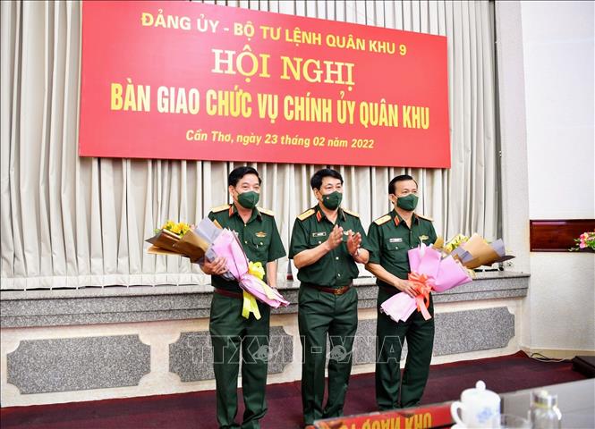 Đại tướng Lương Cường, Ủy viên Bộ Chính trị, Chủ nhiệm Tổng Cục Chính trị Quân đội nhân dân Việt Nam tặng hoa chúc mừng Thiếu tướng Nguyễn Văn Gấu và Thiếu tướng Hồ Văn Thái. Ảnh: TTXVN phát