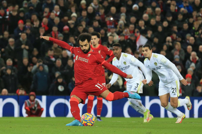 The Kop chỉ còn kém Man City 3 điểm Salah lập cú đúp trên chấm 11m ở trận Liverpool vs Leeds