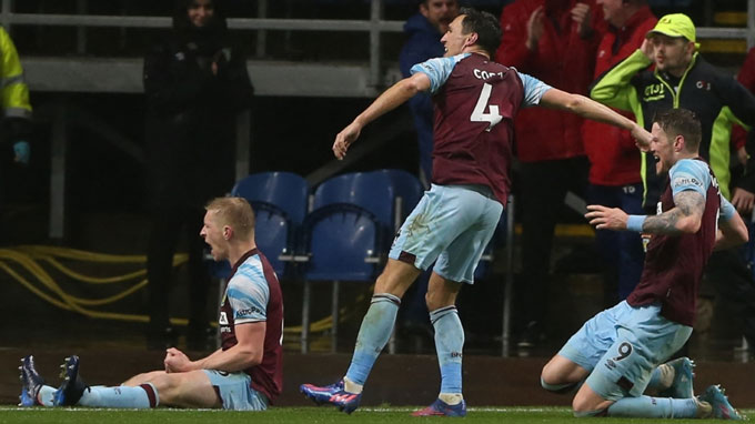 The Kop chỉ còn kém Man City 3 điểm Burnley gieo sầu cho Tottenham