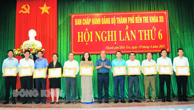 Bí thư Thành ủy TP. Bến Tre Nguyễn Văn Tuấn trao giấy khen cho tổ chức đảng đạt thành tích hoàn thành xuất sắc nhiệm vụ năm 2020.  Ảnh: Đức Huy