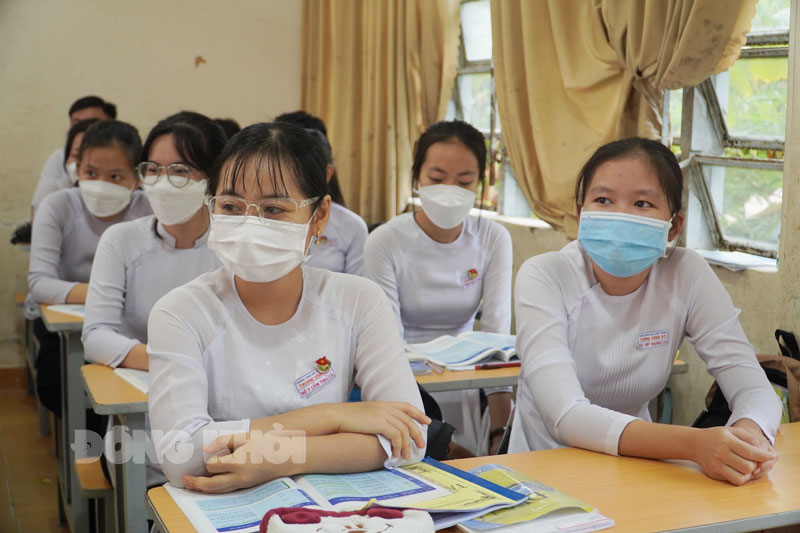 Điều chỉnh phương án kiểm soát dịch Covid-19 trong cơ sở giáo dục Học sinh Trường THPT Trương Vĩnh Ký (Chợ Lách) thực hiện mang khẩu trang trong giờ học.