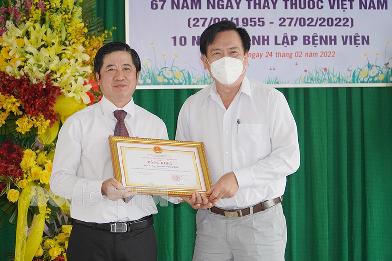 Đại diện tập thể bệnh viện, Giám đốc BV Lao và Bệnh phổi Bến Tre Phạm Thanh Bình nhận bằng khen UBND với thành tích xuất sắc trong phòng chống dịch Covid-19.