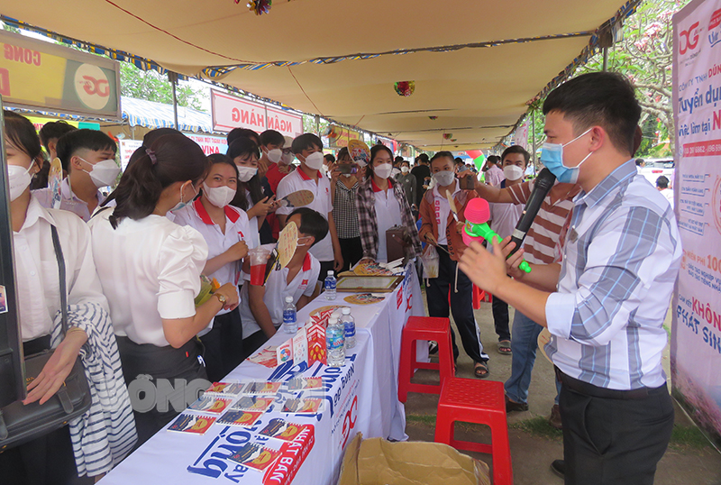 Doanh nghiệp, cơ quan đào tạo trao đổi thông tin cùng học sinh, giải trí cùng lao động tương lai.