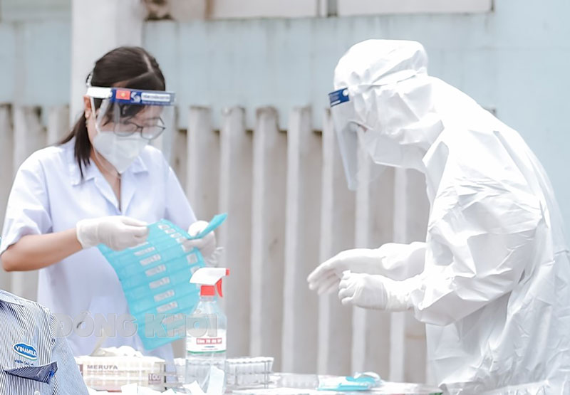 Trưa 25-2-2022, tỉnh có 57 ca mắc Covid-19 Cán bộ y tế làm nhiệm vụ xét nghiệm test nhanh.