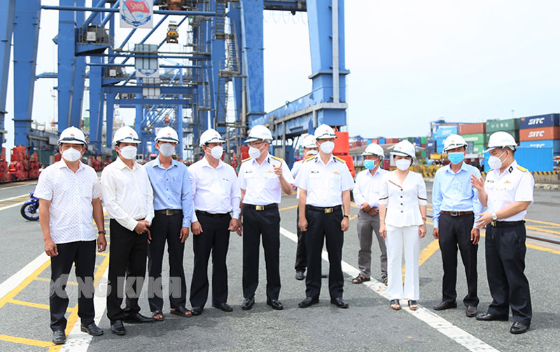 Đoàn công tác tham quan hoạt động sản xuất kinh doanh tại cảng Tân Cảng Cát Lái.