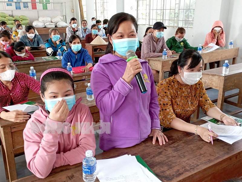 Hộ nghèo nêu ý kiến chia sẽ kinh nghiệm cách làm hay trong lao động sản xuất tại địa phương. Ảnh: Bảo Toàn.