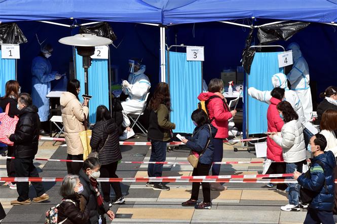 Trên 5,96 triệu ca tử vong, Hàn Quốc dẫn đầu thế giới ca nhiễm mới Người dân xếp hàng chờ xét nghiệm COVID-19 tại Hong Kong, Trung Quốc, ngày 24-2-2022. Ảnh: THX/TTXVN